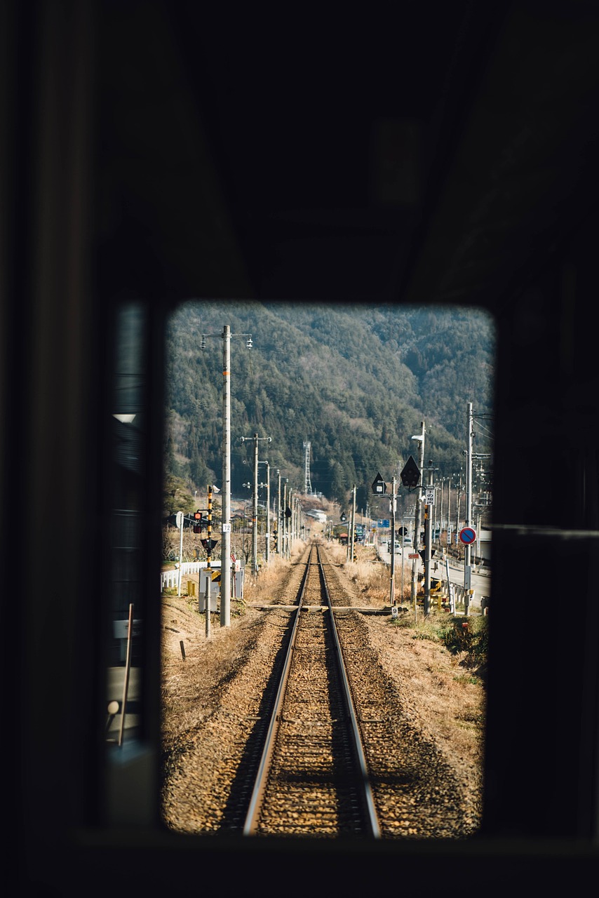 九月火车与时光之旅，电视剧交织的旅程