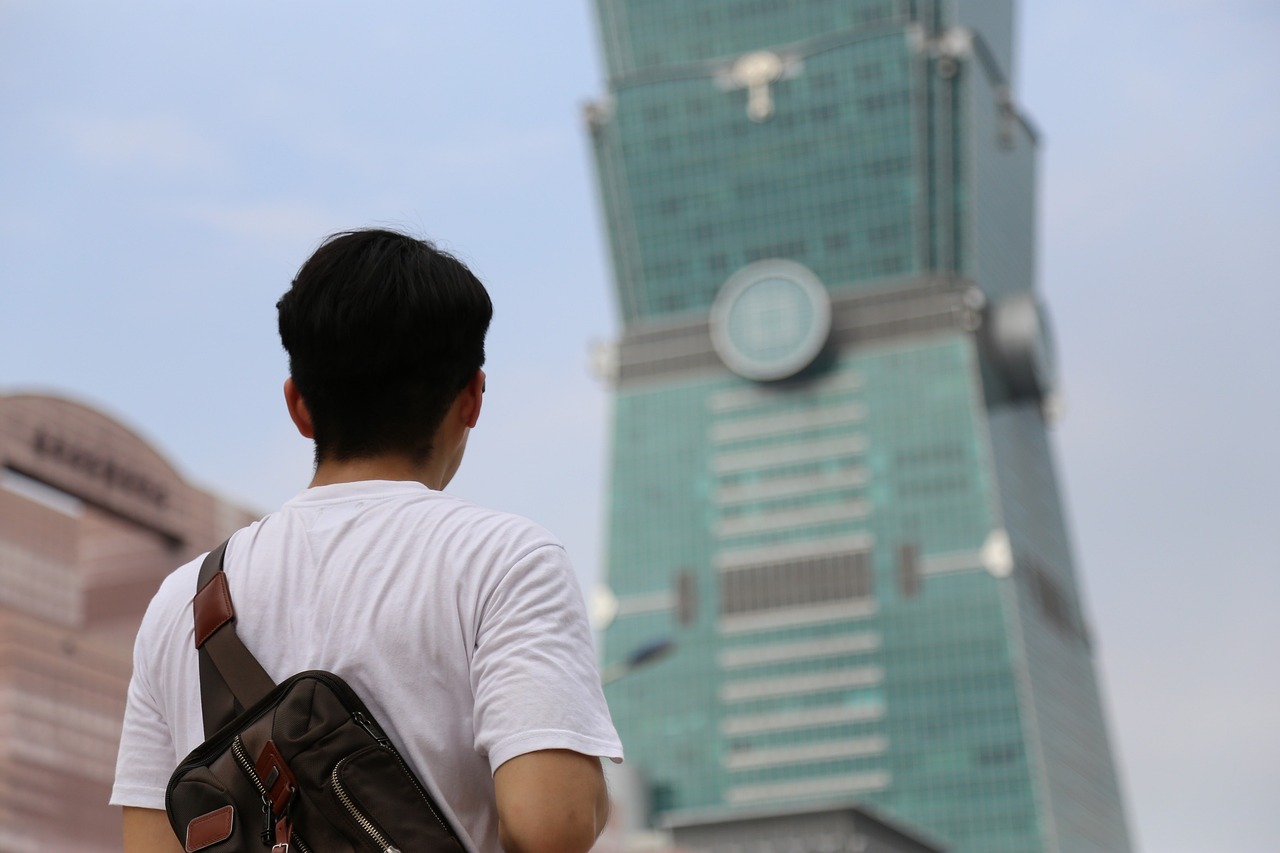 速度与力量的较量，比赛吃东西大挑战